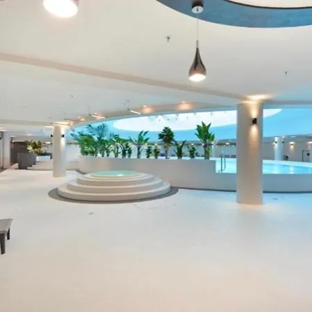Hanza Tower 24 Pool & *